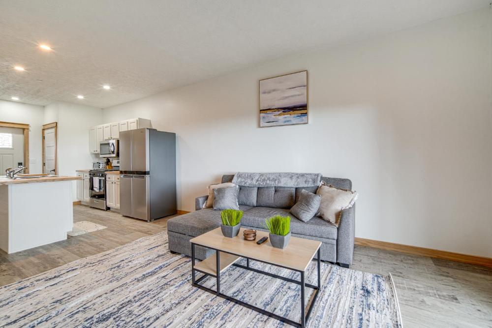 4 Mi to Lake Golf-View Erie Condo with Porch